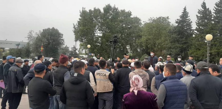 ПАРЛАМЕНТ БИШКЕКТЕГИ ӨЗГӨЧӨ АБАЛДЫ ЖОЙДУ