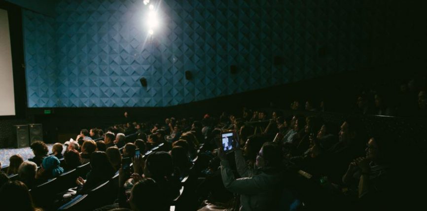 КАЗАКСТАНДА АЭРОПОРТТО ТЕКШЕРҮҮ КҮЧӨТҮЛДҮ, БИРОК КИНОТЕАТРЛАРДЫН ИШИНЕ УРУКСАТ БЕРИЛДИ