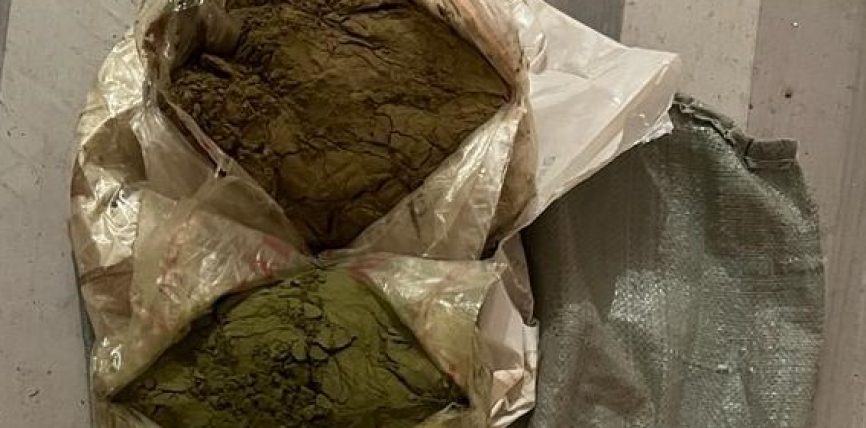 БАҢГИЗАТ САТЫП ЖАТКАН АДАМ КАРМАЛДЫ
