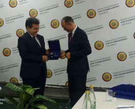 АЛИШЕР УСМАНОВ ӨЗБЕКСТАНДА ОРУС ТИЛИН ОКУТУУНУ ЖАКШЫРТУУ ПРОГРАММАСЫН КОЛДОДУ