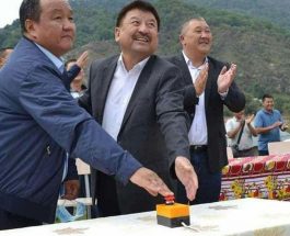 ЖАЛАЛ-АБАД: ЖАРЫМ КЫЛЫМ ЖАРЫКСЫЗ ЖАШАГАН АЙЫЛГА ЭЛЕКТР ЖАРЫГЫ ЖЕТКИРИЛДИ