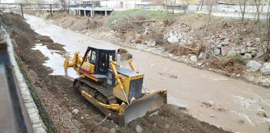 ОШ ШААРЫНДА АК-БУУРА ДАРЫЯСЫН КЕҢИРИ ТАЗАЛОО ИШТЕРИ УЛАНТЫУУДА