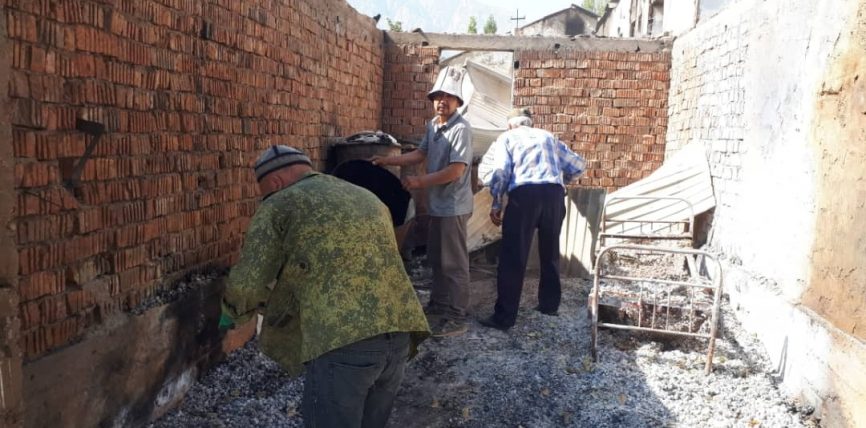 ЫКТЫЯРЧЫЛАР БАТКЕНДЕГИ ЖАПА ЧЕККЕН АК-САЙ АЙЫЛЫН ТАЗАЛООГО ЖАРДАМДАШЫП ЖАТЫШАТ