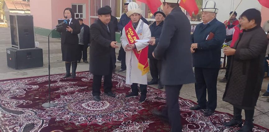 ДҮЙНӨ ЧЕМПИОНАТЫНДА КҮМҮШ МЕДАЛЬ ТАГЫНГАН БЕКБОЛОТ МЫРЗАНАЗАР УУЛУНА АВТОУНАА ЖАНА 500 МИҢ СОМ ТАПШЫРЫЛДЫ