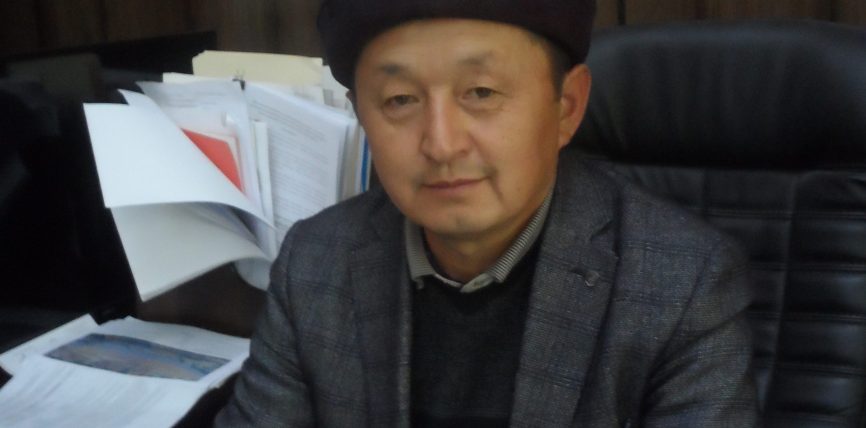 Бактыбек ЖЭЭНБЕКОВ: “АЙЫЛ ӨКМӨТТӨРҮ ИЧКИ МҮМКҮНЧҮЛҮКТӨРҮН ПАЙДАЛАНБАЙ ЖАТЫШАТ”