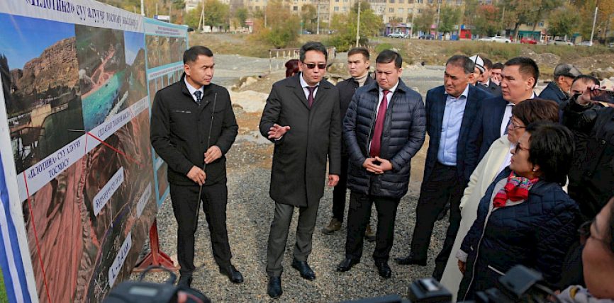 ЖОГОРКУ КЕҢЕШ ДЕПУТАТТАРЫ ОШ ШААРЫН ТАЗА СУУ МЕНЕН КАМСЫЗ ЭТҮҮ ДОЛБООРЛОРУ МЕНЕН ТААНЫШЫШТЫ