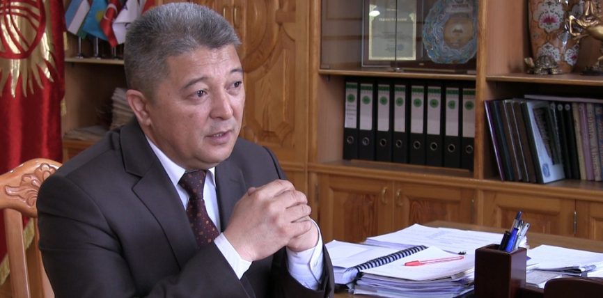 Чаткалбай РАЙЫМБАЕВ: «КЫРГЫЗ-ӨЗБЕК ЭЛ АРАЛЫК УНИВЕРСИТЕТИ ДЫМАКТУУ ЖАШТАРДЫ ЗАМАНБАП КЕСИПКЕ ДАЯРДАГАНГА БЕКЕМ ЫКТАДЫ»