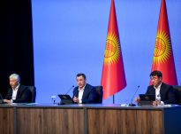 ПРЕЗИДЕНТ САДЫР ЖАПАРОВ ОШ ЖЕРГЕСИН КЫДЫРЫП, ЭЛДИН МУҢ-ЗАРЫН ЖЕРИНДЕ ТЫҢДАДЫ