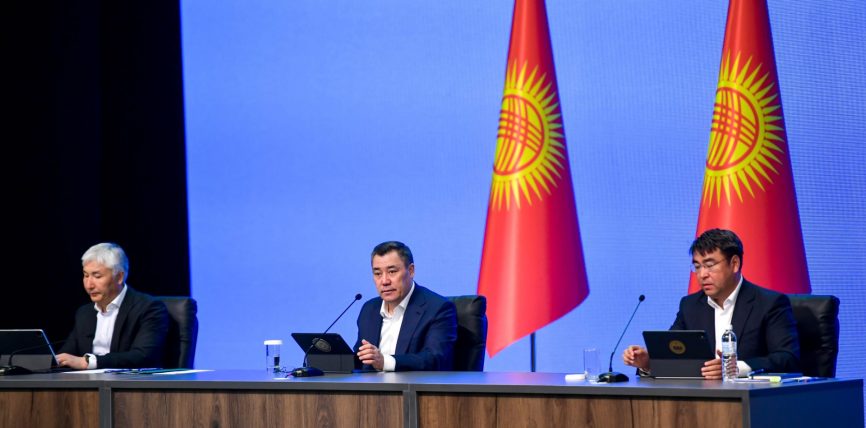 ПРЕЗИДЕНТ САДЫР ЖАПАРОВ ОШ ЖЕРГЕСИН КЫДЫРЫП, ЭЛДИН МУҢ-ЗАРЫН ЖЕРИНДЕ ТЫҢДАДЫ