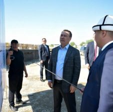 ПРЕЗИДЕНТ САДЫР ЖАПАРОВ ОШ — КАРА-СУУ АВТОЖОЛУНУН КУРУЛУШУНУН ЖҮРҮШҮ МЕНЕН ЖЕРИНДЕ ТААНЫШТЫ