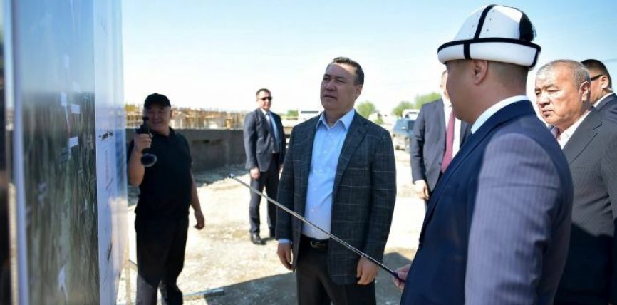 ПРЕЗИДЕНТ САДЫР ЖАПАРОВ ОШ — КАРА-СУУ АВТОЖОЛУНУН КУРУЛУШУНУН ЖҮРҮШҮ МЕНЕН ЖЕРИНДЕ ТААНЫШТЫ