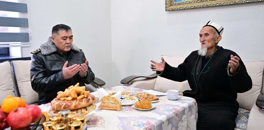 КАМЧЫБЕК ТАШИЕВ ЧЕК АРАДА ҮЙҮ ӨРТТӨЛГЪН АКСАКАЛГА АКЧАЛАЙ ЖАРДАМ КӨРСӨТТҮ