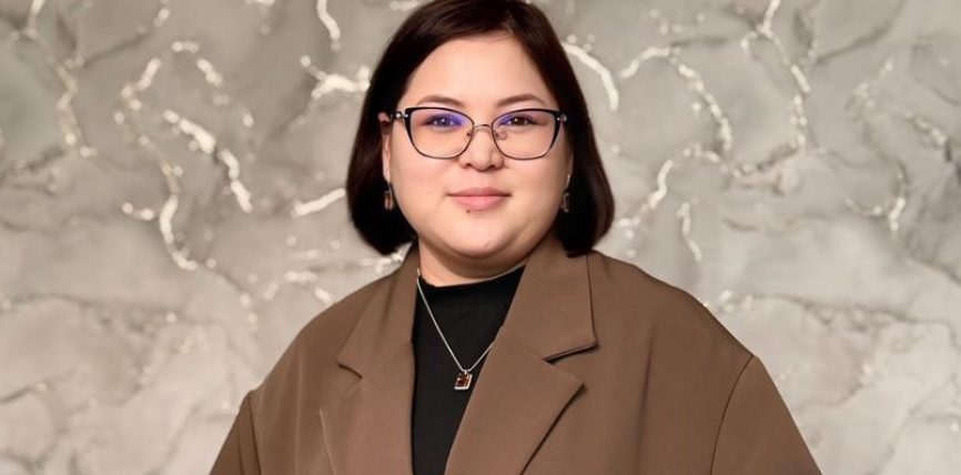 Бактыгүл УРАИМЖАН, “Альфа кидс” балдар нейрокоррекциялык борборунун жетекчиси:  “АДАМ ЖАСАГАНДЫ АДАМ ЖАСАЙ АЛАТ.  МЕН ДЕПРЕССИЯДАН ЧЫКТЫМ, БАЛАМДА АКЫРЫНДАП ЖЫЛЫШ БАР”