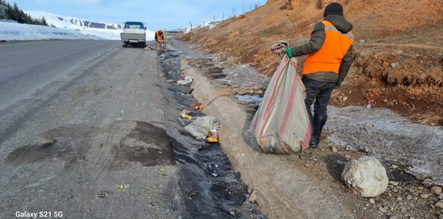 ЭЛ АРАЛЫК ОШ—САРЫ-ТАШ—ЭРКЕЧТАМ УНАА ЖОЛУ ТАШТАНДЫДАН ТАЗАЛАНДЫ