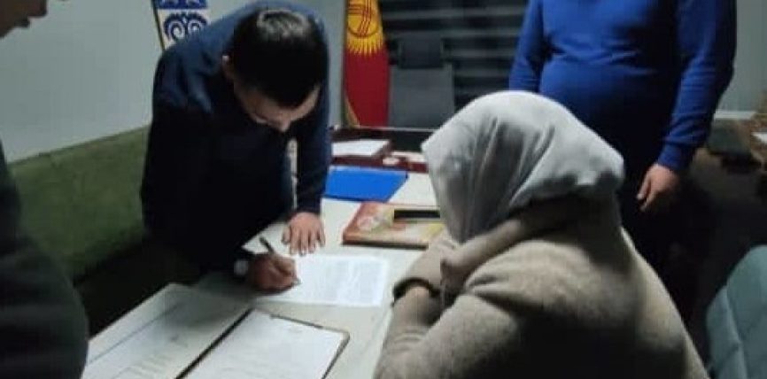 ОШТО БАЛА БАКЧА БАШЧЫСЫ ПАРА БЕРИП ЖАТКАНДА КАРМАЛДЫ