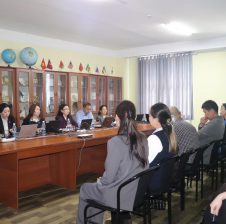 ОШМУда БИЛИМ САПАТЫ ТЕКШЕРИЛИП, АККРЕДИТАЦИЯЛОО ЖАРАЯНЫ ЖЫЙЫНТЫКТАЛДЫ