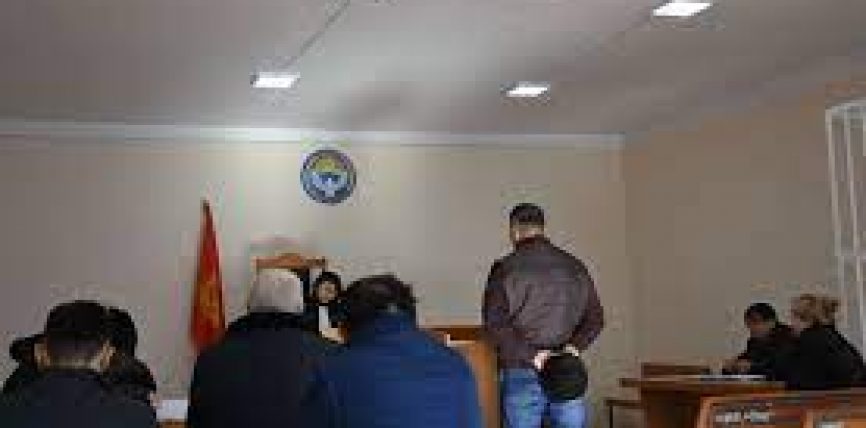 СУЗАКТА МИЛИЦИОНЕР ЖАШЫ ЖЕТЕ ЭЛЕК КЫЗГА ҮЙЛӨНГӨН