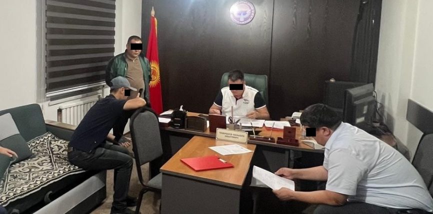 БАТКЕНДЕ МИЛИЦИЯНЫН МАЙОРУ АКЧА ТОПТОП ЖАТКАНДА КАРМАЛДЫ