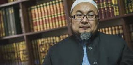 САДЫР ЖАПАРОВ ЧУБАК АЖЫГА КР БААТЫРЫ НААМЫН ЫЙГАРУУНУ СУНУШТАДЫ