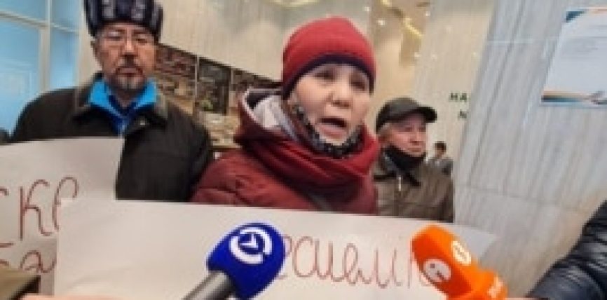 КАЗАКСТАНДА УЛУТТУК БАНКТЫН АЛДЫНДА АКЦИЯ ӨТКӨРГӨН АКТИВИСТТЕРГЕ АЙЫП ПУЛ САЛЫНДЫ