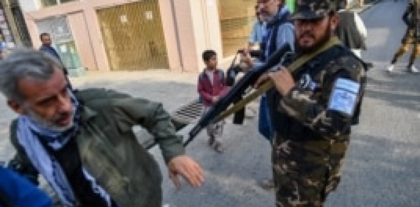 ТАЛИБДЕР МИТИНГДИ ЧАГЫЛДЫРГАН ЖУРНАЛИСТТЕРГЕ КОЛ САЛЫШТЫ