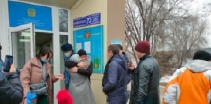 КАЗАКСТАНДА ТУУГАНДАРЫН БОШОТУУНУ ТАЛАП КЫЛГАНДАР АКЦИЯГА ЧЫГЫШТЫ
