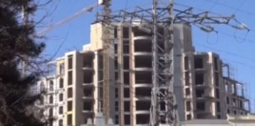 ДУШАНБЕ БОРБОРУНДАГЫ ЖАЗУУЧУЛАР ҮЙЛӨРҮ ТҮРТТҮРҮЛГӨНҮ ЖАТАТ