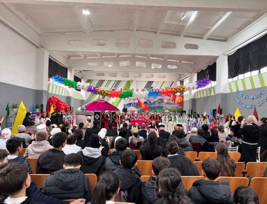 МАНАС ШААРЫНДА БҮТКҮЛ ДҮЙНӨЛҮК ЭНЕ ТИЛ КҮНҮНӨ КАРАТА ФЕСТИВАЛЬ ӨТТҮ