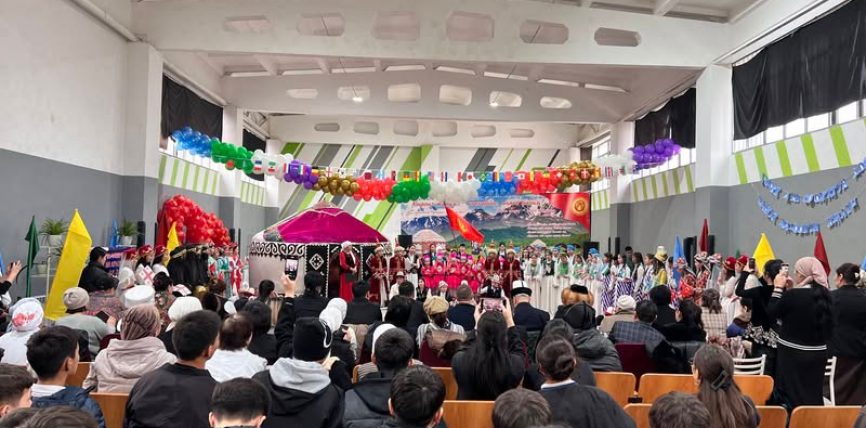 МАНАС ШААРЫНДА БҮТКҮЛ ДҮЙНӨЛҮК ЭНЕ ТИЛ КҮНҮНӨ КАРАТА ФЕСТИВАЛЬ ӨТТҮ