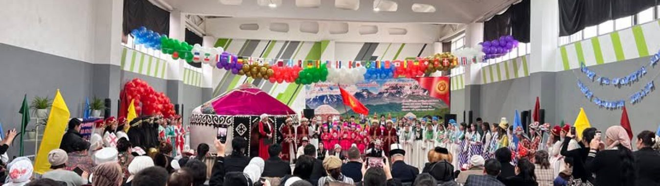 МАНАС ШААРЫНДА БҮТКҮЛ ДҮЙНӨЛҮК ЭНЕ ТИЛ КҮНҮНӨ КАРАТА ФЕСТИВАЛЬ ӨТТҮ