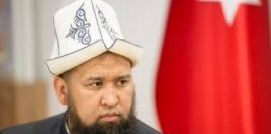 КЫЗМАТЫН ӨТКӨРҮП БЕРИП ЖАТКАН МУФТИЙ МАКСАТ ТОКТОМУШЕВ КАРМАЛДЫ
