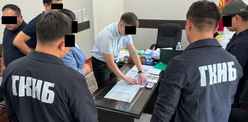 ОШ ШААРЫНДА УРКУЯ САЛИЕВА АТЫНДАГЫ ГИМНАЗИЯ-ЛИЦЕЙДИН ДИРЕКТОРУ ПАРА МЕНЕН КАРМАЛДЫ