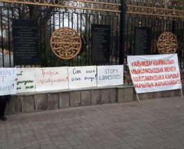 В БИШКЕКЕ СОСТОЯЛСЯ ПИКЕТ С ТРЕБОВАНИЕМ ПРОВЕСТИ ОТКРЫТЫЕ СУДЫ ПО ДЕЛАМ «ПОЛИТИЧЕСКИХ УЗНИКОВ»