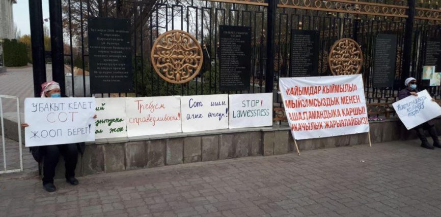 БИШКЕК: ПИКЕТКЕ ЧЫККАНДАР «САЯСИЙ ТУТКУНДАРДЫН» СОТУН АЧЫК ӨТКӨРҮҮНҮ ТАЛАП КЫЛЫШТЫ