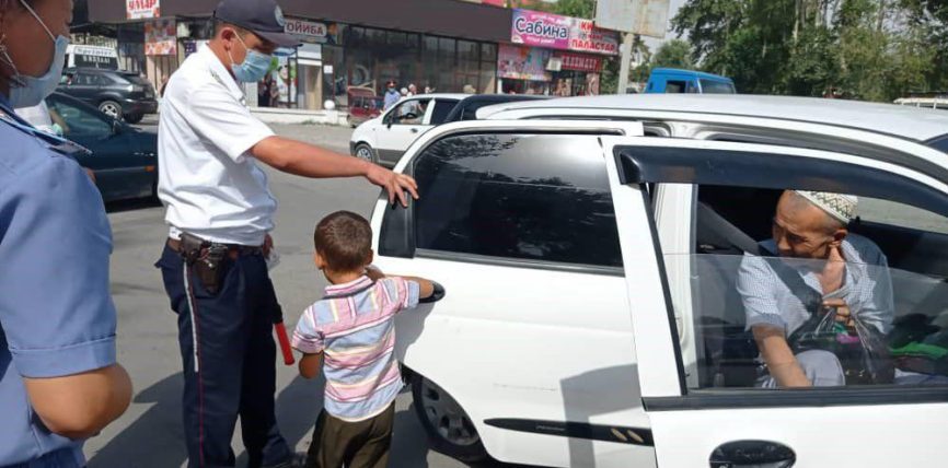 СУЗАК: АВТОУНААНЫН АЛДЫҢКЫ ОРУНДУГУНА ЖАШ БАЛДАРДЫ ОТУРГУЗГАН УЧУРЛАР ТЕКШЕРҮҮГӨ АЛЫНДЫ