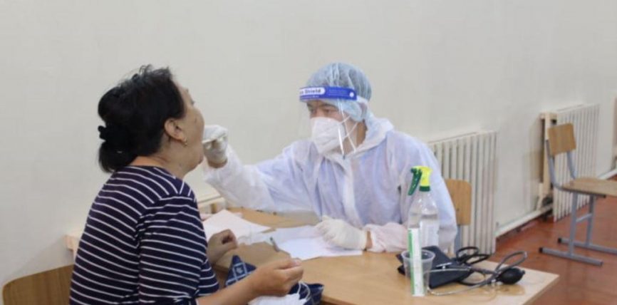 COVID-19: ТҮРКМӨНСТАНДА БЮДЖЕТ КЫЗМАТКЕРЛЕРИ МЕДКАРООДОН ӨТҮҮГӨ МАЖБУРЛАНУУДА