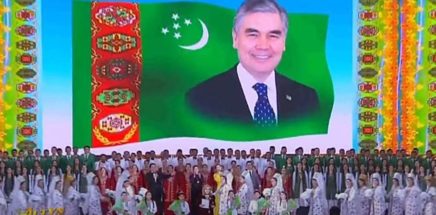 ТҮРКМӨНСТАНДЫКТАР АЗЫК-ТҮЛҮК МЕНЕН КОШО ПРЕЗИДЕНТТИН ПОРТРЕТИН САТЫП АЛУУГА МАЖБУР БОЛУУДА