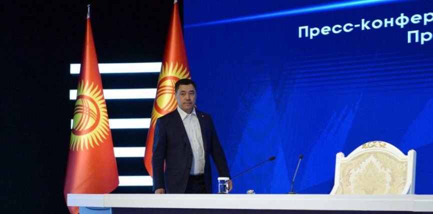 САДЫР ЖАПАРОВ БАШ МЫЙЗАМДЫН ДОЛБООРУ БОЮНЧА СЫН АЙТКАНДАРГА ЖООП БЕРДИ