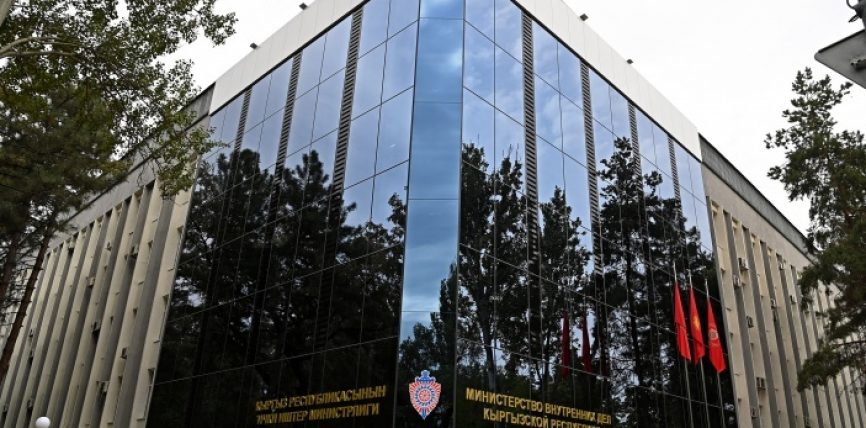 ЭЛ АРАЛЫК МААНИДЕГИ РАСМИЙ ИШ-ЧАРАНЫ ӨТКӨРҮҮ КҮНДӨРҮ МИЛИЦИЯ КЫЗМАТКЕРЛЕРИ КҮЧӨТҮЛГӨН ТАРТИПТЕ КЫЗМАТ ӨТӨШӨТ