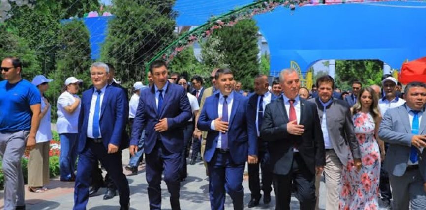 ТИЛЕК ТЕКЕБАЕВ НАМАНГАН ОБЛУСУНДАГЫ “64-ЭЛ АРАЛЫК ГҮЛДӨР ФЕСТИВАЛЫНЫН” САЛТАНАТТУУ АЧЫЛЫШ АЗЕМИНЕ КАТЫШТЫ