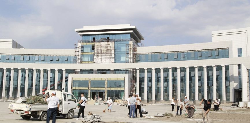 КУРУЛУП ЖАТКАН ЖАҢЫ АДМИНИСТРАТИВДИК ИМАРАТТА ИШЕМБИЛИК ӨТТҮ