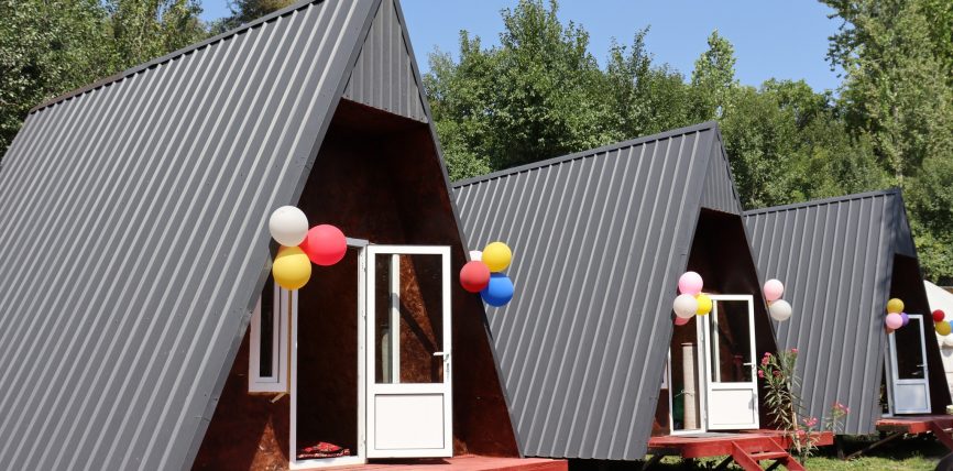 ЧАНАЧ-САЙ ЖАЙЛООСУНДА «A-FRAME» ФОРМАТЫНДАГЫ МОДУЛДУК ҮЙЛӨРДӨН ТУРГАН ЭС АЛУУ ЖАЙЫ АЧЫЛДЫ