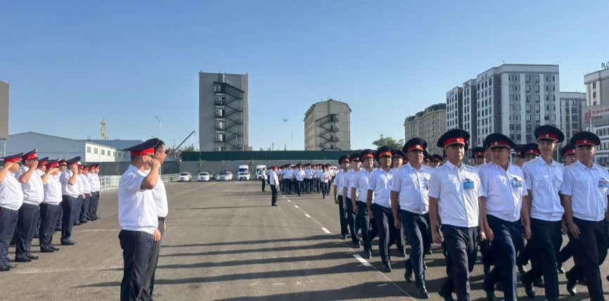 ЖАЛАЛ-АБАД ШААРЫНДА ЭГЕМЕНДҮҮЛҮК МАЙРАМЫНА КАРАТА МИЛИЦИЯ КЫЗМАТКЕРЛЕРИНИН ГАРНИЗОНДУК САПТЫК КАРООСУ ӨТТҮ