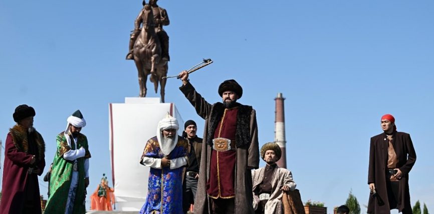 УКМК: XIX КЫЛЫМДЫН КӨРҮНҮКТҮҮ МАМЛЕКЕТТИК ИШМЕРИ НҮЗҮП АТАЛЫКТЫН ЭСТЕЛИГИНИН САЛТАНАТТУУ АЧЫЛЫШЫ БОЛДУ