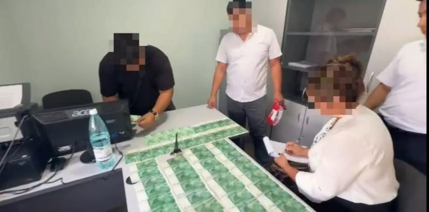ПАРА АЛГАНЫ ҮЧҮН БИР НЕЧЕ МЕКТЕП ДИРЕКТОРУ ЖУМУШТАН КЕТТИ