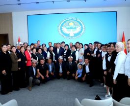 КАМЧЫБЕК ТАШИЕВ МАНАС ШААРЫНДАГЫ МЕКТЕПТЕРГЕ 100 ДААНА ИНТЕРАКТИВДҮҮ ДОСКА ТАПШЫРДЫ