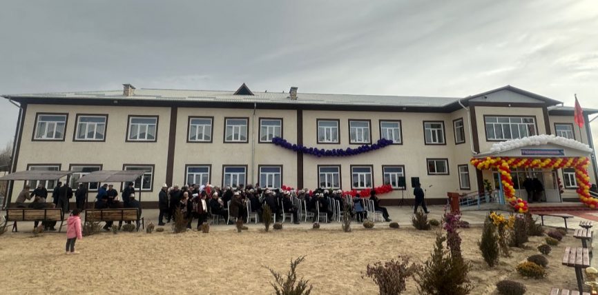 КАРА-ҮҢКҮР АЙЫЛЫНДА 150 ОРУНДУУ ЖАҢЫ МЕКТЕП АЧЫЛДЫ