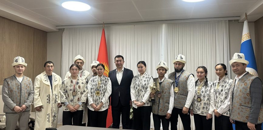 ОБЛУС БАШЧЫСЫ ДҮЙНӨ ЧЕМПИОНУ БОЛГОН СПОРТЧУЛАРДЫ КУТТУКТАДЫ