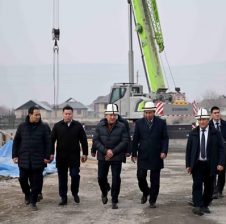 МИНИСТРЛЕР КАБИНЕТИНИН ТӨРАГАСЫ АДЫЛБЕК КАСЫМАЛИЕВ МАНАС ШААРЫНДАГЫ БИР КАТАР КУРУЛУШТАРДЫН ЖҮРҮШҮ МЕНЕН ТААНЫШТЫ