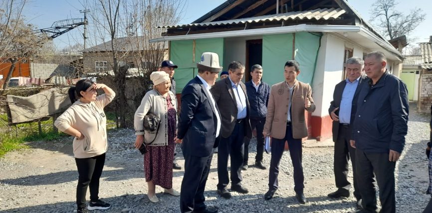 МЭР ЖАШООЧУЛАР МЕНЕН ЖОЛУГУШТУ